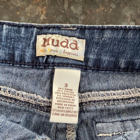 Mudd women/teen shorts. Size 3 - Picture 2 of 3